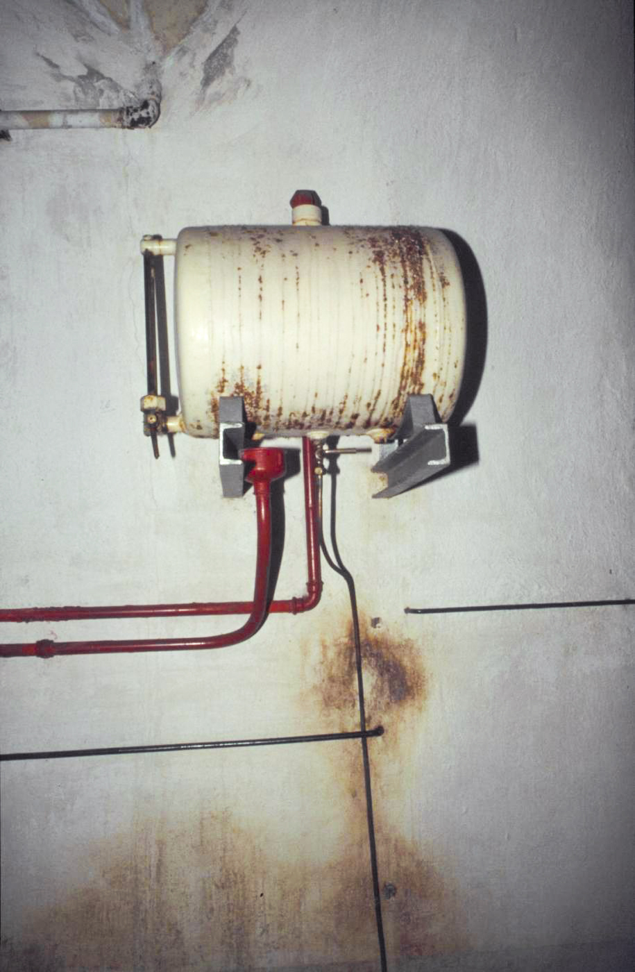 Ligne Maginot - CROUPE DU RESERVOIR - (Abri actif) - Le réservoir avec l'approvisionnement quotidien 
Visite en 1991 avec Génie de Nice - ammagsdr