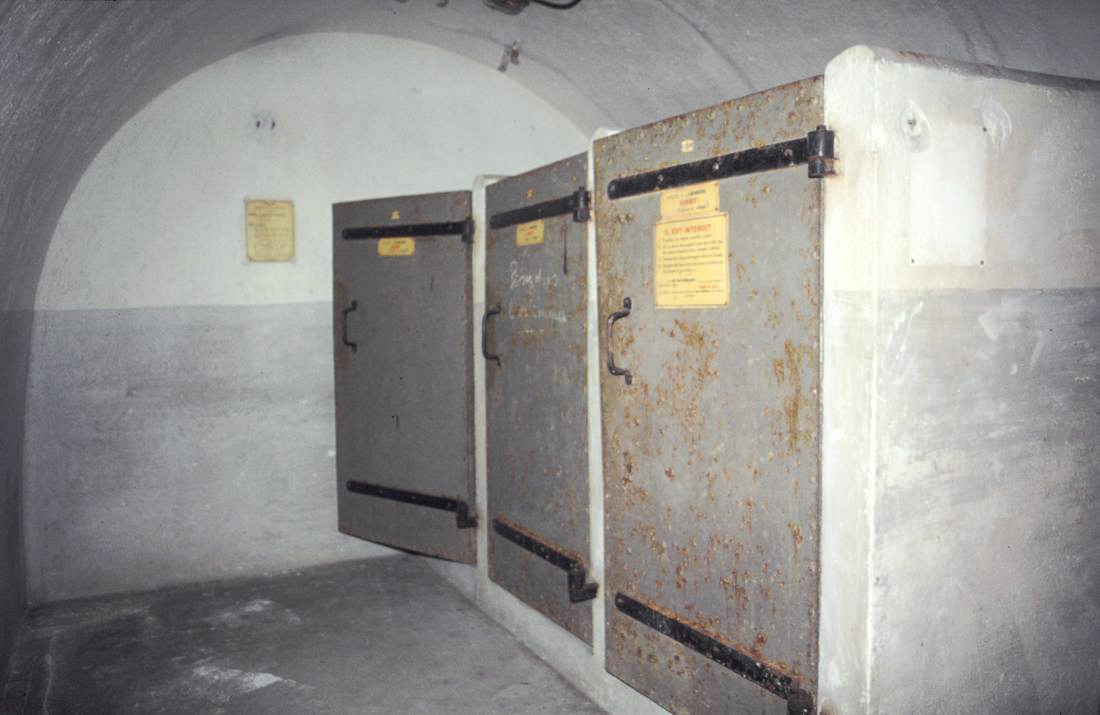 Ligne Maginot - CROUPE DU RESERVOIR - (Abri actif) - Les toilettes
Visite en 1991 avec Génie de Nice - ammagsdr