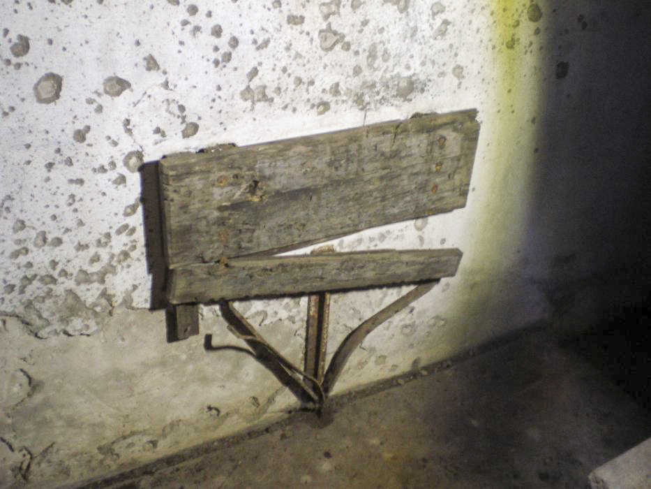 Ligne Maginot - GUNSTHAL COL EST - (Blockhaus pour arme infanterie) - Tablette rabattable, à coté de la cloche GFM - donceuh