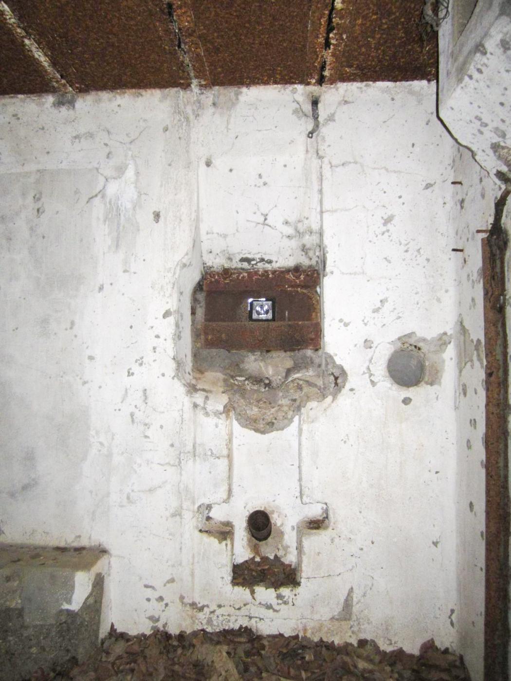 Ligne Maginot - GUNSTHAL COL EST - (Blockhaus pour arme infanterie) - Créneau FM principal, avec goulotte à grenades - Gregory Fuchs