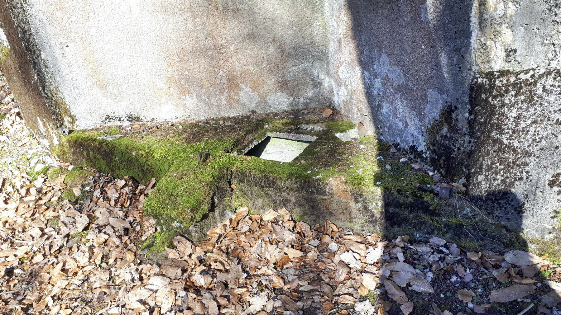 Ligne Maginot - GUNSTHAL COL OUEST - (Blockhaus pour arme infanterie) - Fosse à douilles du créneau FM principal - Gregory Fuchs