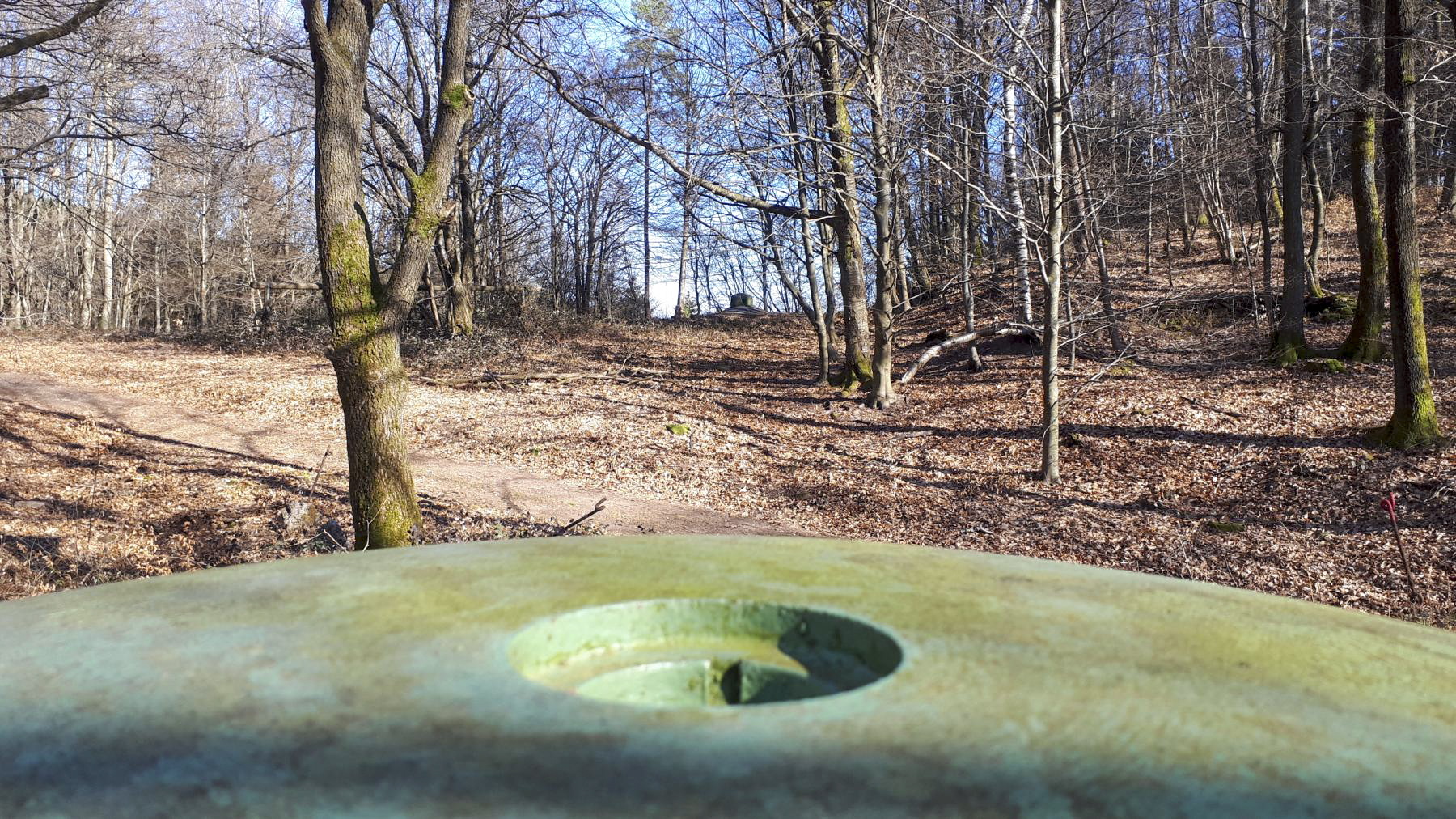 Ligne Maginot - GUNSTHAL COL OUEST - (Blockhaus pour arme infanterie) - Vue depuis la cloche GFM vers celle du blockhaus de Gunsthal Col Est. Entre les deux, le chemin du col - Gregory Fuchs