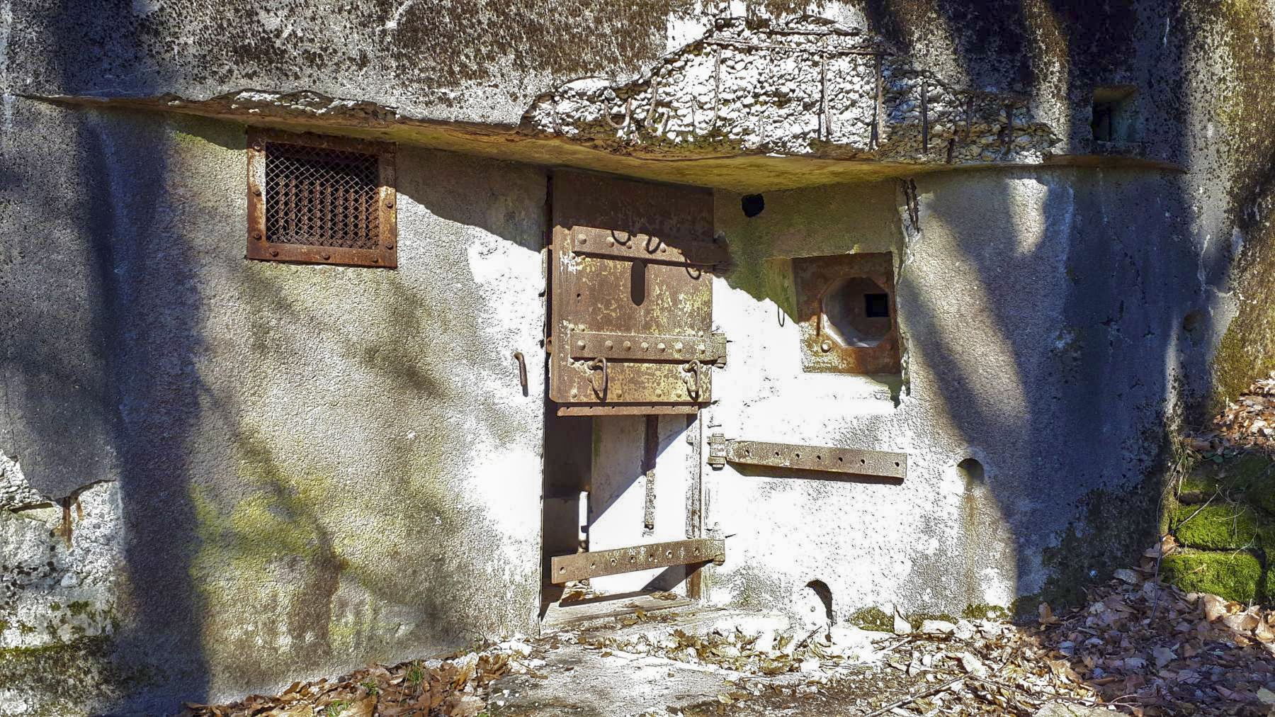 Ligne Maginot - GUNSTHAL COL OUEST - (Blockhaus pour arme infanterie) - L'entrée et le créneau FM en caponnière, noter l'inclinaison du créneau vers le bas - Gregory Fuchs