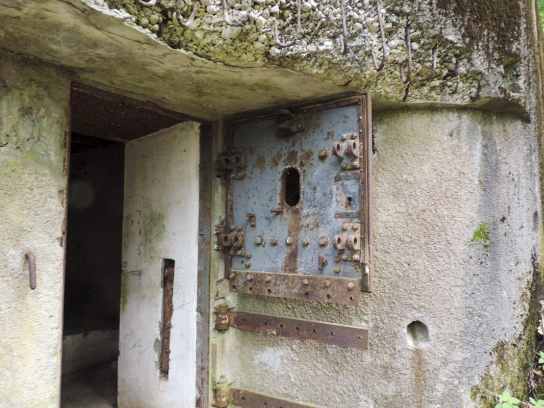 Ligne Maginot - GUNSTHAL COL OUEST - (Blockhaus pour arme infanterie) - Porte blindée, la partie basse à disparu - Claude HETZEL