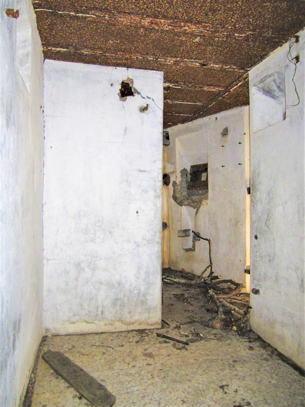 Ligne Maginot - GUNSTHAL COL OUEST - (Blockhaus pour arme infanterie) - Chambre de repos, au fond la caponnière FM de l'entrée - Gregory Fuchs