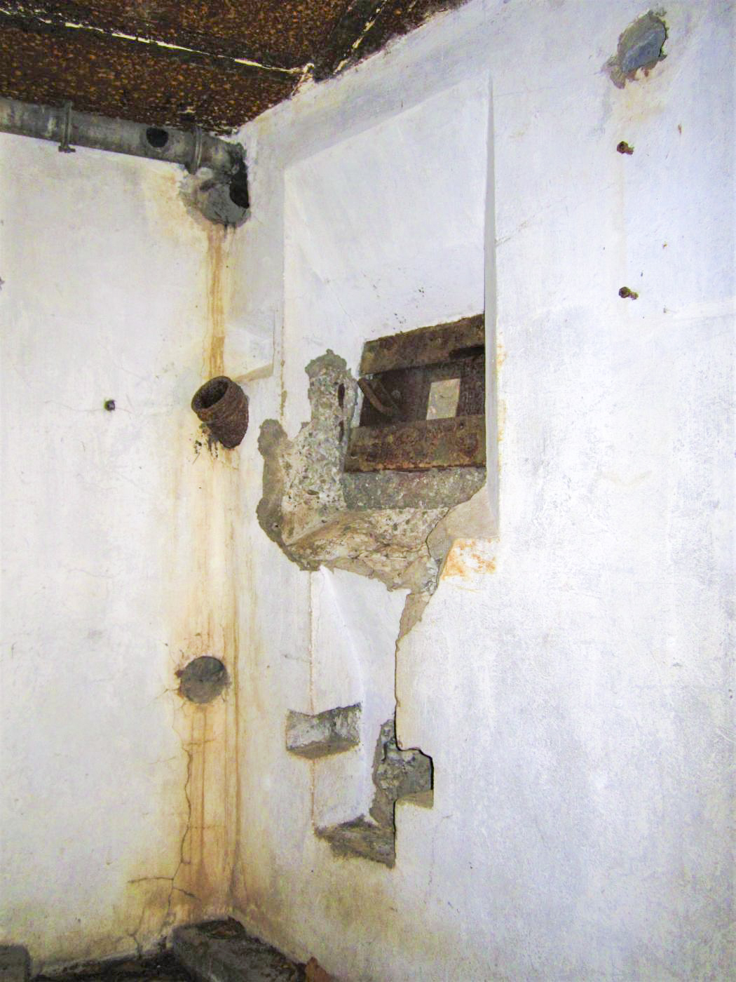 Ligne Maginot - GUNSTHAL COL OUEST - (Blockhaus pour arme infanterie) - Caponnière FM de l'entrée, avec goulotte à grenades - Gregory Fuchs