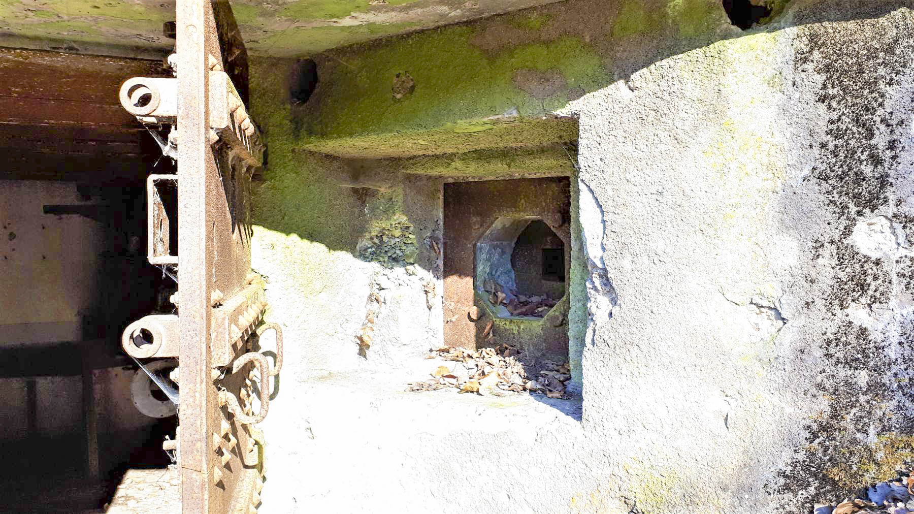 Ligne Maginot - GUNSTHAL FERME EST - (Blockhaus pour arme infanterie) - Créneau FM défendant l'entrée - Gregory Fuchs