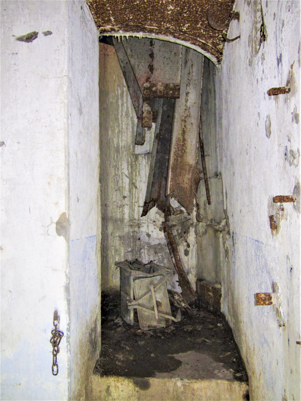 Ligne Maginot - GUNSTHAL FERME EST - (Blockhaus pour arme infanterie) - Puits de la cloche GFM, saboté par les allemands - Gregory Fuchs