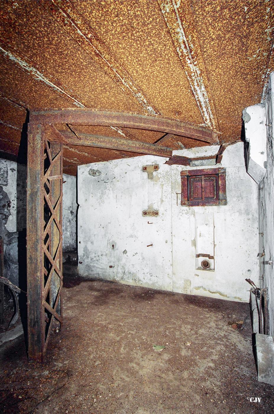 Ligne Maginot - GUNSTHAL FERME OUEST - (Blockhaus pour arme infanterie) - Le bi-rail support du jumelage de mitrailleuse - Lia VERMEULEN