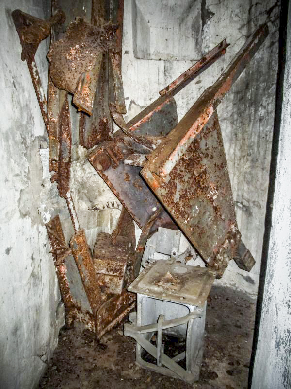 Ligne Maginot - GUNSTHAL FERME OUEST - (Blockhaus pour arme infanterie) - La cloche GFM sabotée par les allemands - Fré Do