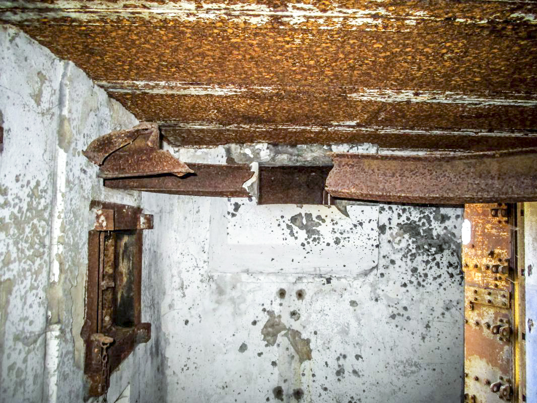 Ligne Maginot - GUNSTHAL FERME OUEST - (Blockhaus pour arme infanterie) - Le bi-rail support du jumelage saboté par les allemands - Fré Do