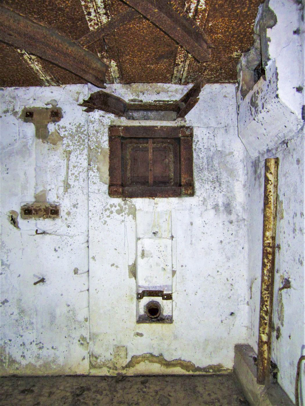 Ligne Maginot - GUNSTHAL FERME OUEST - (Blockhaus pour arme infanterie) - Créneau pour jumelage MAC 31 monté sur bi-rail et Mitrailleuse Hotchkiss de 13,2 mm sur volet de démasquage - Gregory Fuchs