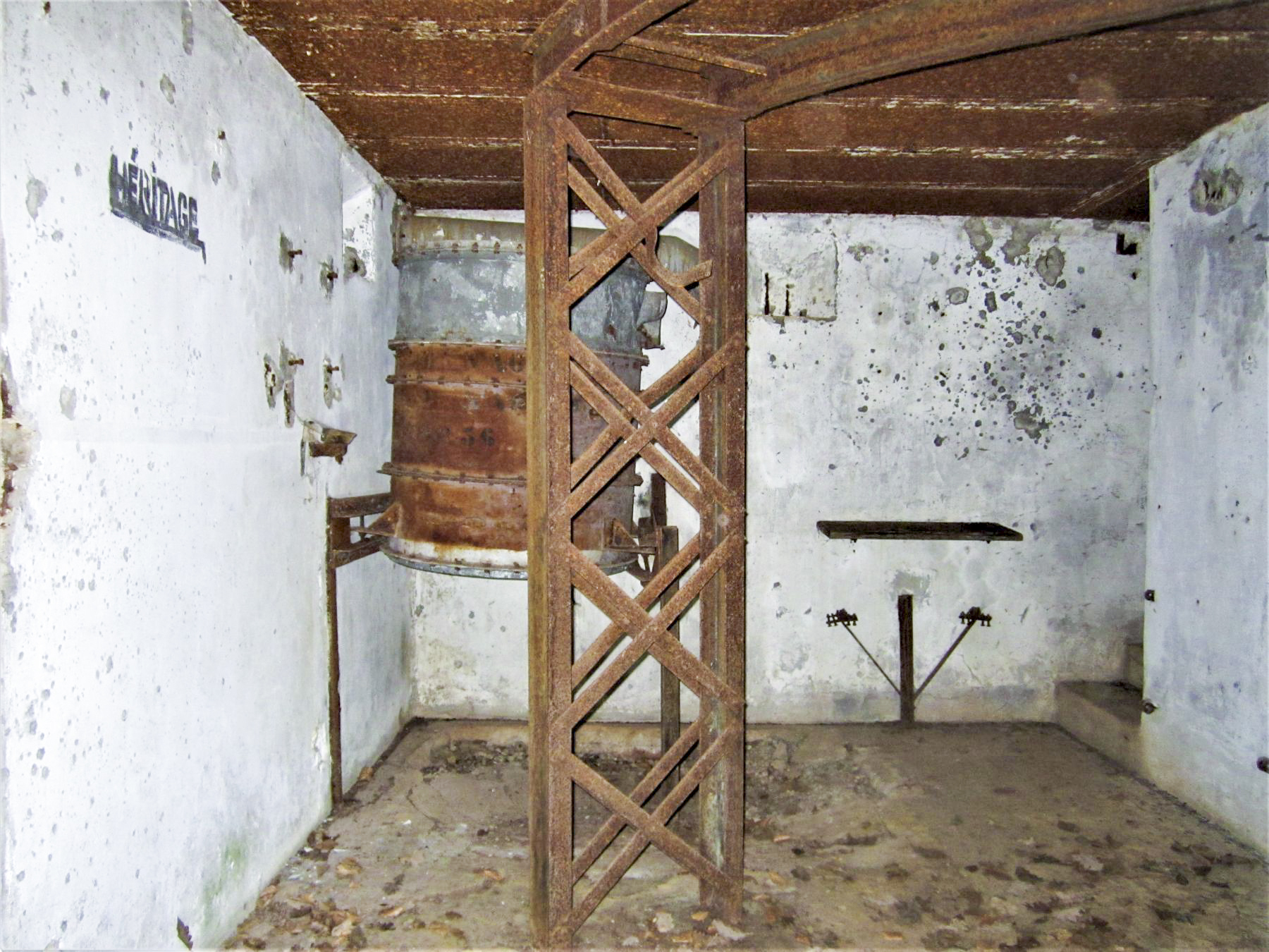 Ligne Maginot - GUNSTHAL FERME OUEST - (Blockhaus pour arme infanterie) - Chambre de tir
Le bi-rail support du jumelage de mitrailleuse - Gregory Fuchs
