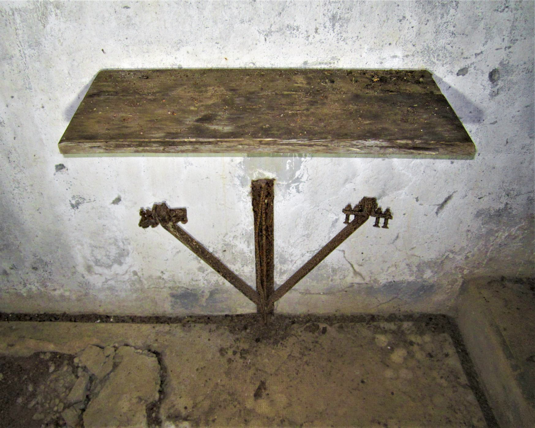 Ligne Maginot - GUNSTHAL FERME OUEST - (Blockhaus pour arme infanterie) - Tablette rabattable à coté de la cloche GFM - Gregory Fuchs