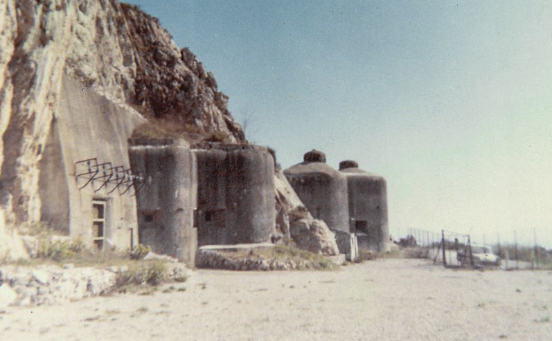 Ligne Maginot - SAINTE AGNES (SAG) - EO9 - (Ouvrage d'artillerie) - Vue datant de 1962, alors que l'ouvrage venait d'être ré-occupé par l'Armée lors des événements d'Algérie de 1961. - Alain LOVINY