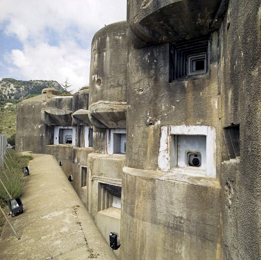 Ligne Maginot - SAINTE AGNES (SAG) - EO9 - (Ouvrage d'artillerie) - Bloc 2
Enfilade extérieure de la façade à 3 niveaux actifs de 4 casemates en épi sur le fossé-diamant, vue en face de la batterie de flanquement. - Marc HELLER