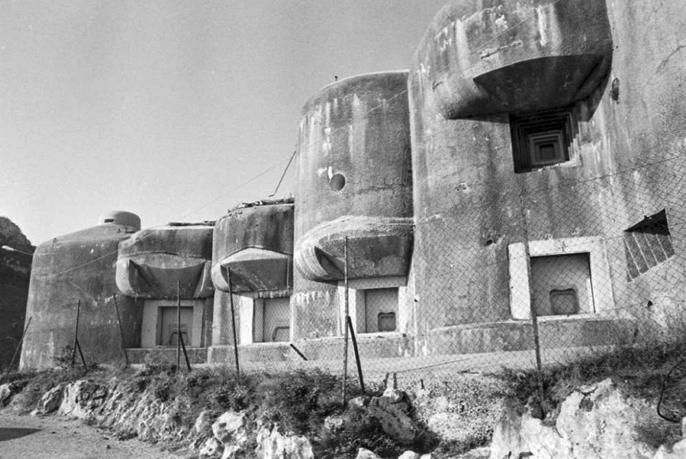 Ligne Maginot - SAINTE AGNES (SAG) - EO9 - (Ouvrage d'artillerie) - Bloc 2
Le créneau optique vers l'ouvrage de Roquebrune est visible au milieu de la photo - LOVINY Alain