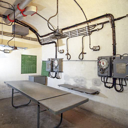 Ligne Maginot - SAINTE AGNES (SAG) - EO9 - (Ouvrage d'artillerie) - Vue intérieure du poste de commandement de l'un des blocs de l'ouvrage, avec les appareils à cadrans de pointage, transmetteur d'ordres Carpentier - Marc HELLER