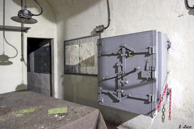 Ligne Maginot - SAINTE AGNES (SAG) - EO9 - (Ouvrage d'artillerie) - Le PC de l'ouvrage
Coffre destiné au documents du PC. - LECA Isabelle