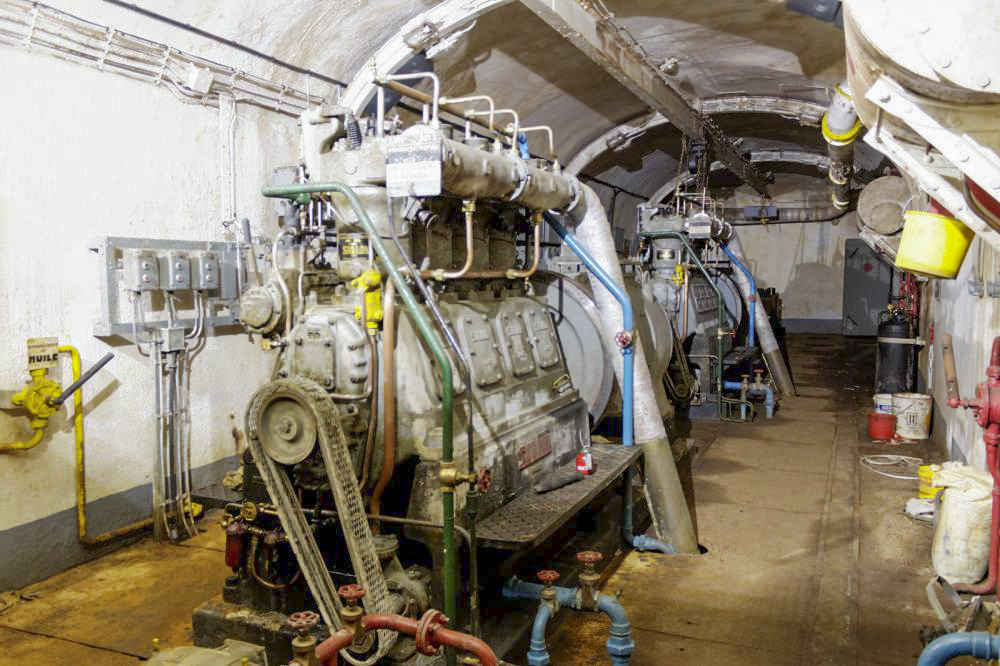 Ligne Maginot - SAINTE AGNES (SAG) - EO9 - (Ouvrage d'artillerie) - L'usine électrique
Groupe électrogène à moteur SMIM 4SR 19 de 100 CV - Gilles COUTURIER