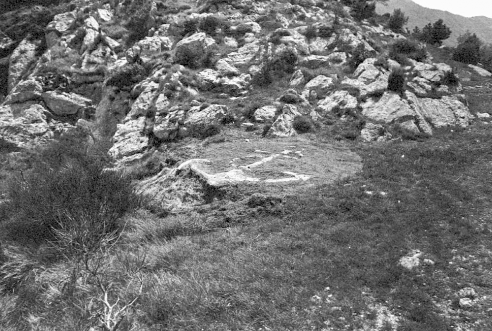 Ligne Maginot - SAINTE AGNES (SAG) - EO9 - (Ouvrage d'artillerie) - Ancre de marine à sa position d'origine au Col du Verroux. Cette ancre est aujourd'hui visible à proximité de l'ouvrage de Sainte Agnés - LOVINY Alain