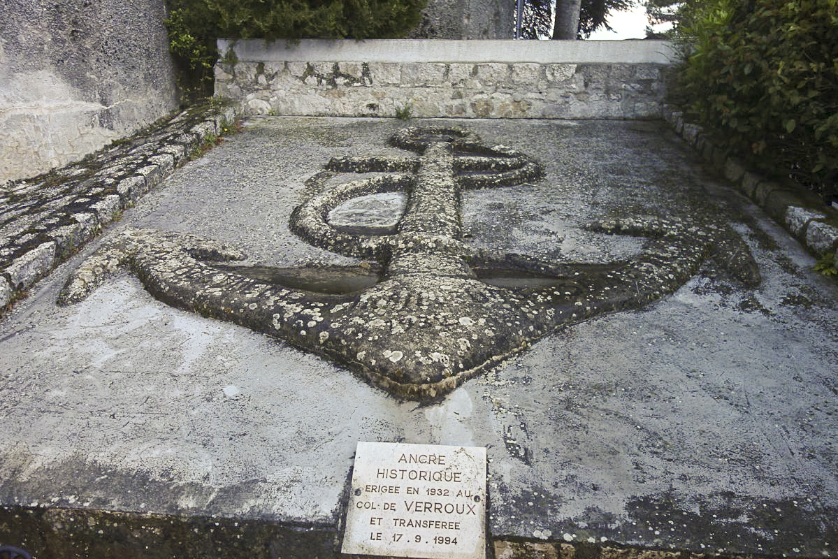 Ligne Maginot - SAINTE AGNES (SAG) - EO9 - (Ouvrage d'artillerie) - Ancre de marine à l'origine au Col du Verroux exposée entre les blocs 1 et 2. - Michel Teiten