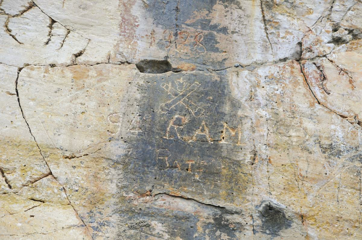 Ligne Maginot - SAINTE AGNES (SAG) - EO9 - (Ouvrage d'artillerie) - Dans la paroi rocheuse de l'entrée, gravure (1928) du 94e RAM, 7e Batterie... (avec de superbes stries de faille en décrochement dans le Jurassique !) - Jean FERAUD