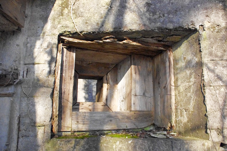 Ligne Maginot - INGWILLER - BANHOLZ - (Abri) - Le coffrage en bois est encore présent dans le créneau - STENGER Mathieu
