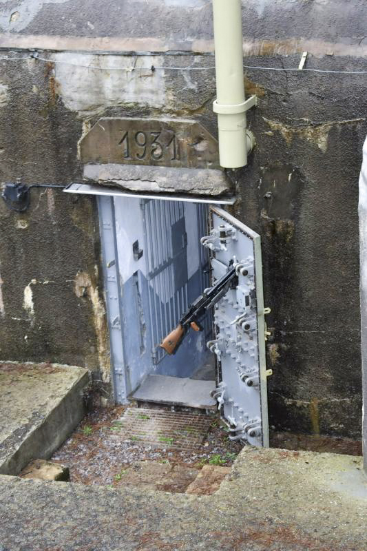 Ligne Maginot - DAMBACH NORD - NEUNHOFFEN SUD-EST - (Casemate d'infanterie - Double) - L'entrée
Cartouche 1931 - Daniel Froehly
