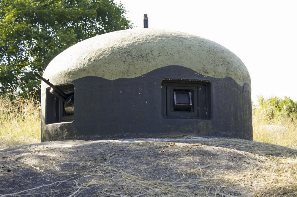 Ligne Maginot - DAMBACH NORD - NEUNHOFFEN SUD-EST - (Casemate d'infanterie - Double) - Cloche GFM
Le FM24/29 et un épiscope sont en place - HAAG R.