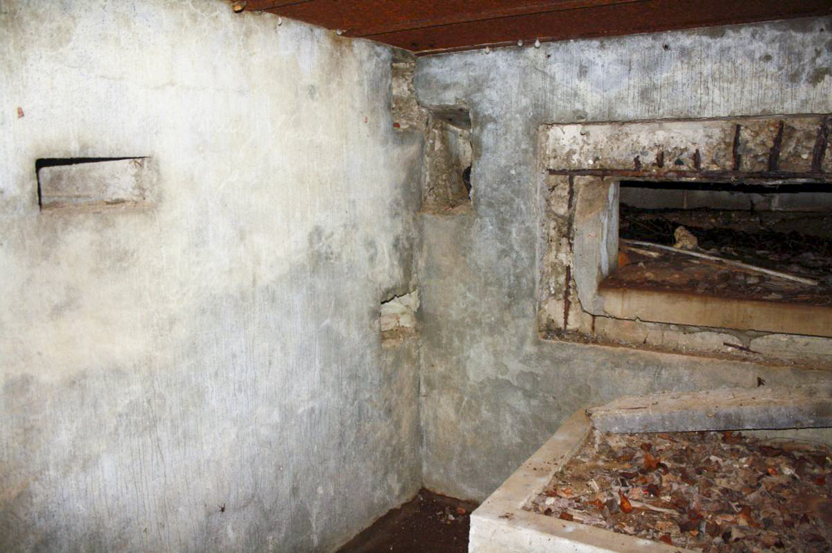 Ligne Maginot - DAMBACH SCIERIE - (Blockhaus pour arme infanterie) - Chambre de  tir nord
Embrasure pour le canon AC et emplacement pour une goulotte LG. - HAAG R.