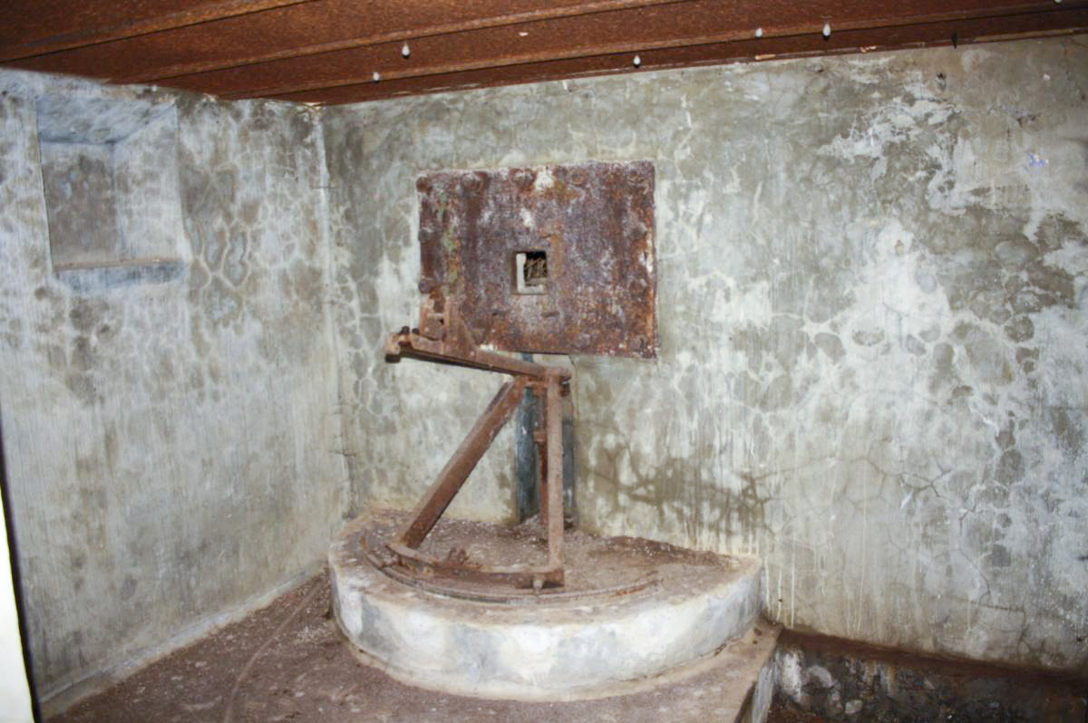 Ligne Maginot - DAMBACH SCIERIE - (Blockhaus pour arme infanterie) - Chambre de  tir sud
Blindage et affût type Nicolas. - HAAG R.