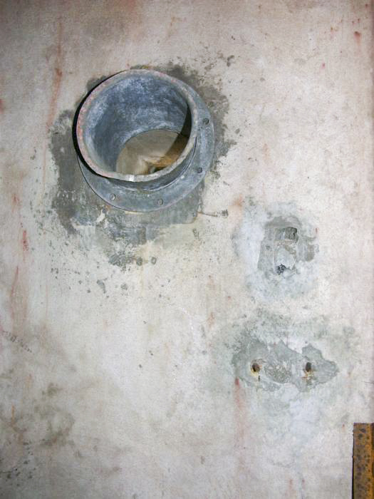 Ligne Maginot - ERLENMOOS Nord (Avant Poste) (Blockhaus pour arme infanterie) - Gaine de prise d'air de la ventilation. Les fixations visibles sur la droite sont celles de la prise téléphonique (en bas) et du système de protection fusible (au dessus) - Pascal LAMBERT