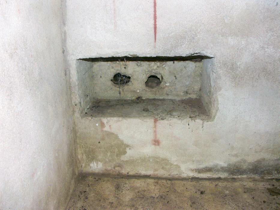 Ligne Maginot - ERLENMOOS Nord (Avant Poste) (Blockhaus pour arme infanterie) - Vue de détail des fourreaux de mise à feu du dispositif de mine préparé. 
Ces fourreaux contiennent chacun une des mèches destinées à la  mise à feu. Ces mèches sont doublées pour pallier à la défaillance de l'une d'entre elle.
Ce  système a été abandonné et remplacé par un nouveau système - Pascal LAMBERT