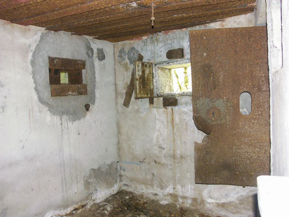 Ligne Maginot - Vue intérieure - Le créneau de droite avec la porte d'accès et l'ouverture du nouveau dispositif de mise à feu de la destruction préparée - Pascal LAMBERT