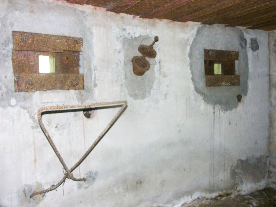 Ligne Maginot - ERLENMOOS Nord (Avant Poste) (Blockhaus pour arme infanterie) - Les deux créneaux de tir et la goulotte lance grenade en position centrale.
Noter le support artisanal du créneau de gauche - Pascal LAMBERT