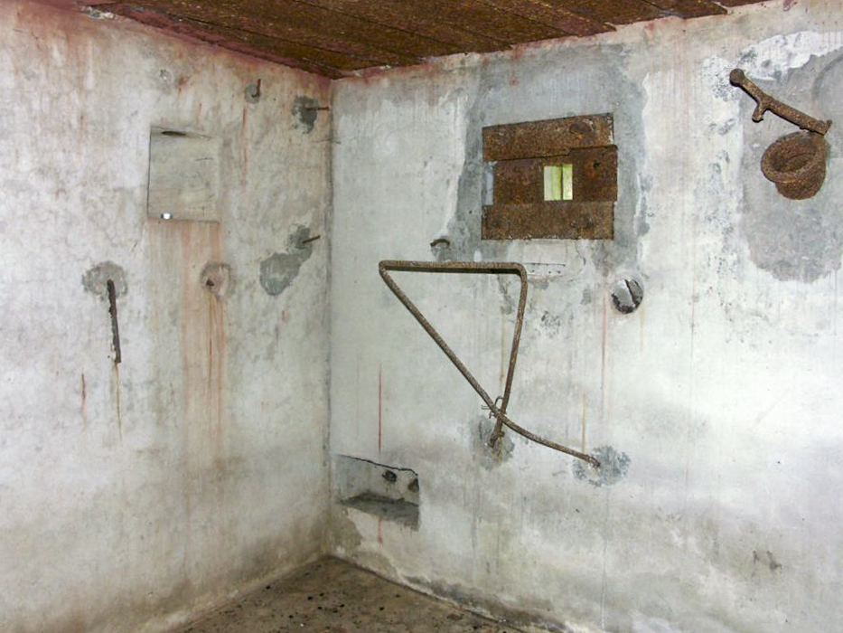 Ligne Maginot - ERLENMOOS Nord (Avant Poste) (Blockhaus pour arme infanterie) - Le premier créneau de tir, la goulotte lance grenade et en bas à gauche les fourreaux pour la mise à feu du dispositif de destruction préparée (ancien dispositif) - Pascal LAMBERT