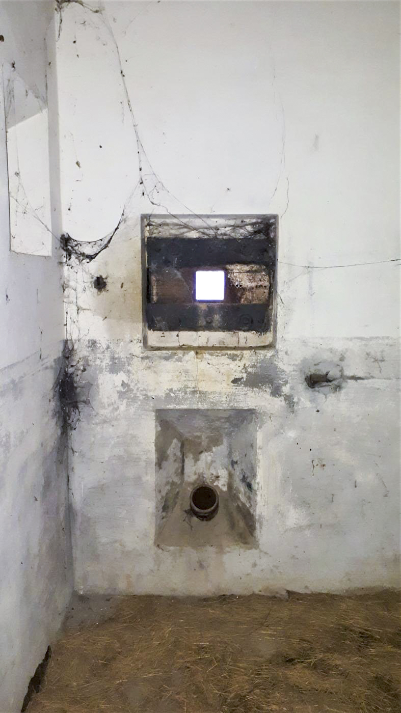 Ligne Maginot - HOFFEN - (Abri) - Local ventilateur air vicié
Créneau FM de façade - Gregory Fuchs