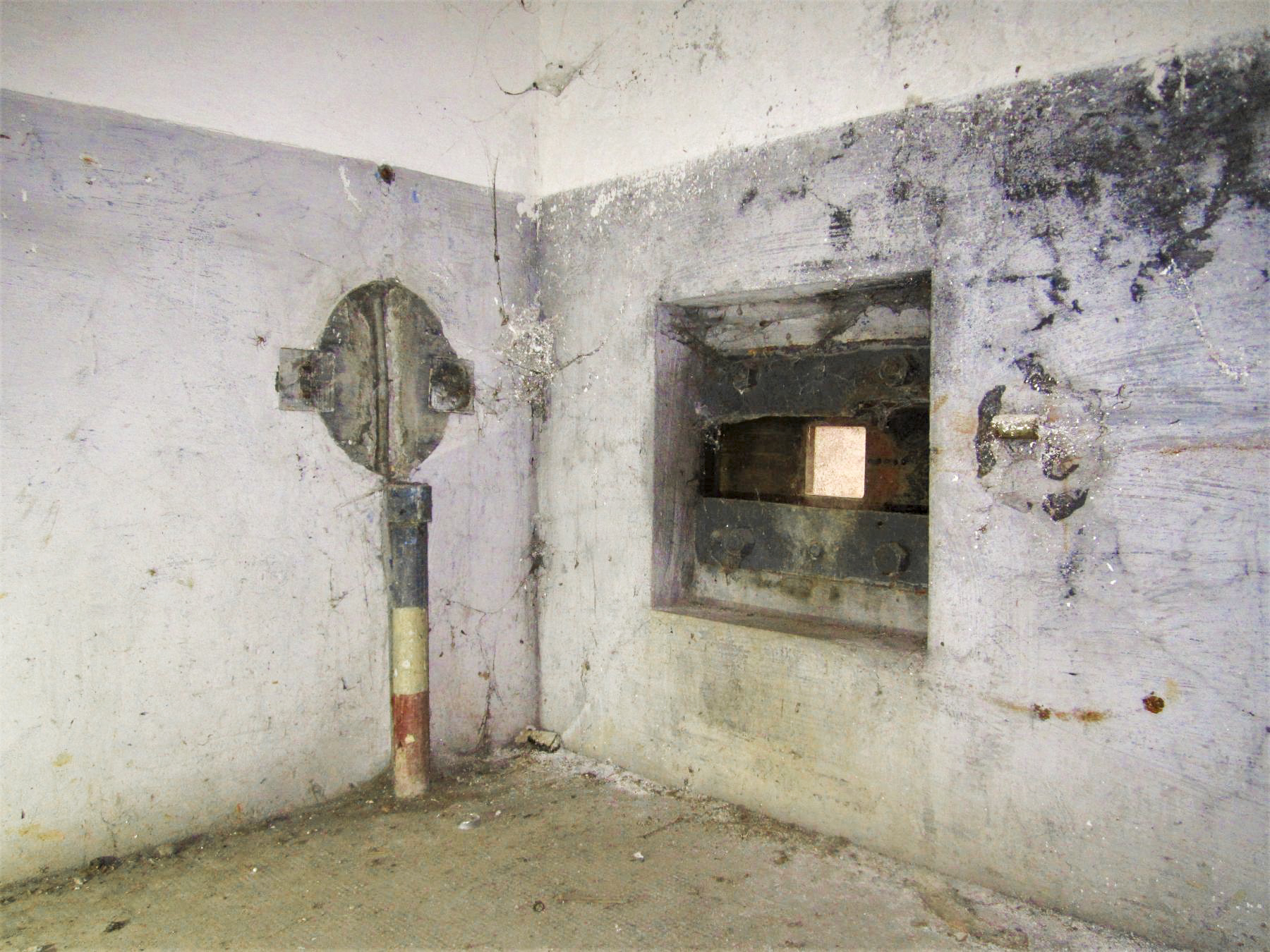 Ligne Maginot - HOFFEN - (Abri) - Latrines des officiers
Créneau FM de façade - Gregory Fuchs