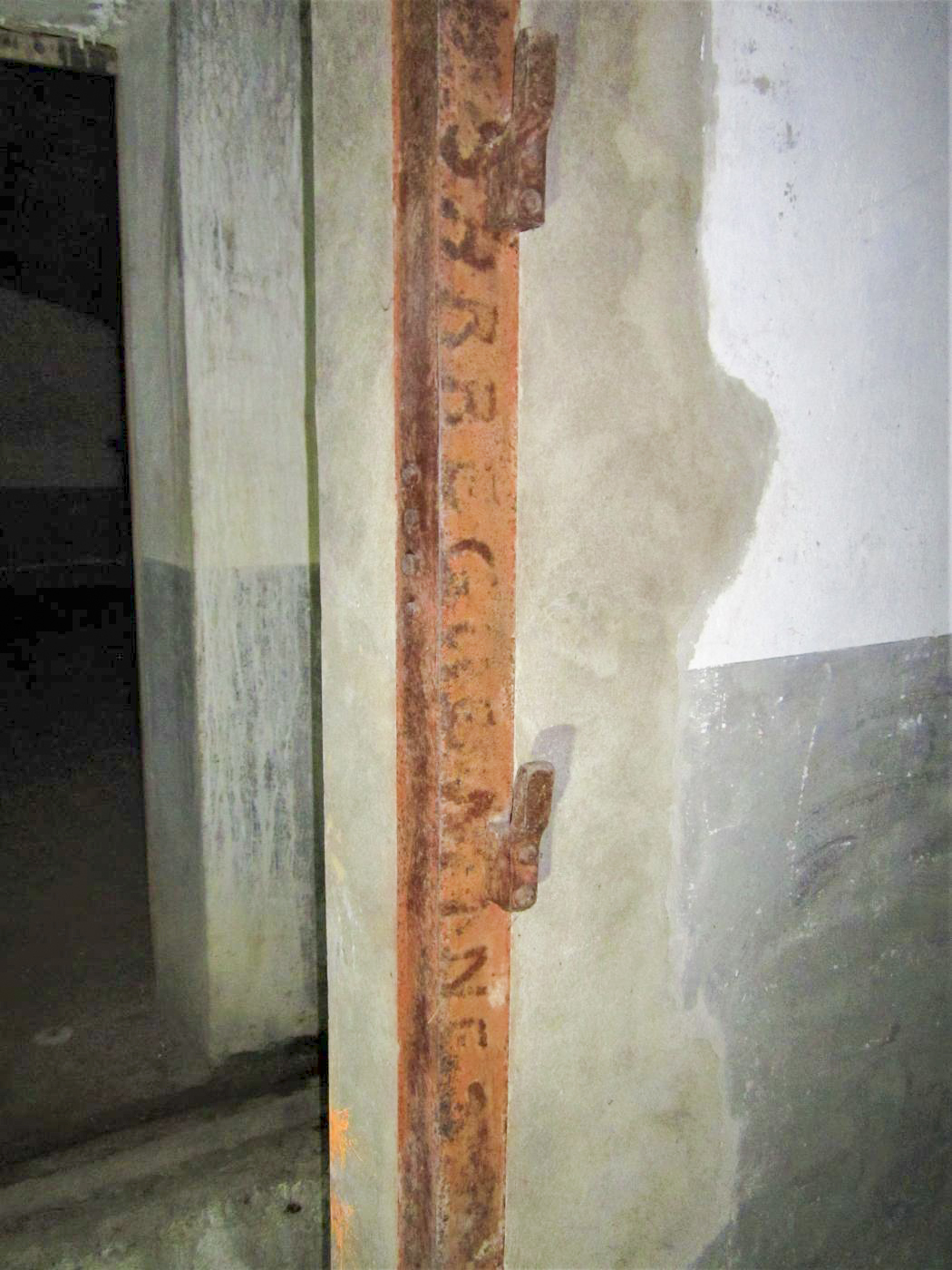 Ligne Maginot - HOFFEN - (Abri) - Réserve de charbon
Marquage constructeur 'Sarreguemines' sur le cadre de porte - Gregory Fuchs