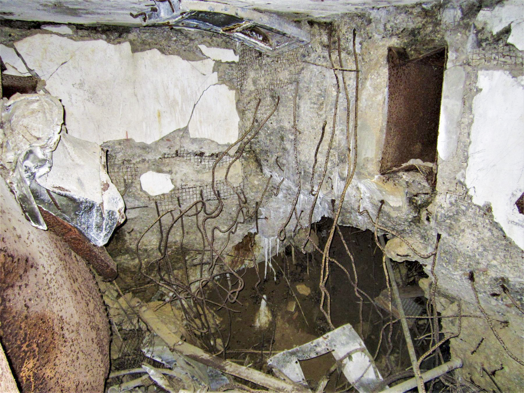 Ligne Maginot - HOFFEN - (Abri) - Le local des réservoirs de refroidissement des groupes à été totalement détruit par l'explosion de la bombe de stuka - Gregory Fuchs