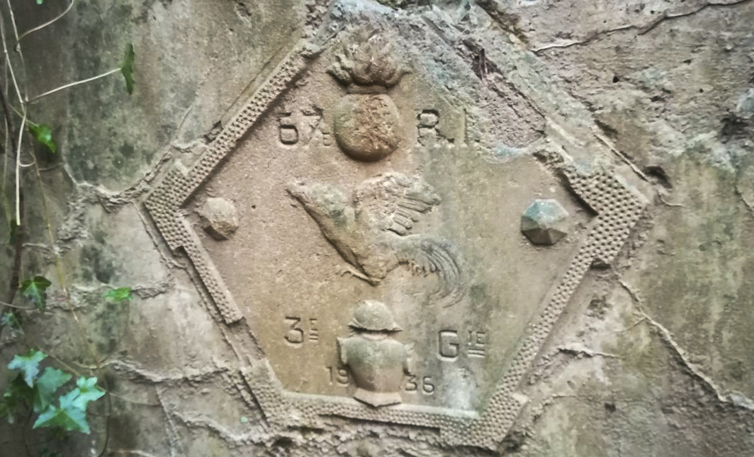 Ligne Maginot - Blockhaus Bb59-B - BOIS de l'HERMITAGE Nord - Cartouche figurant au dessus de l'entrée je crois marqué 67 RI, 3º Génie, 1936. - Meunier guy