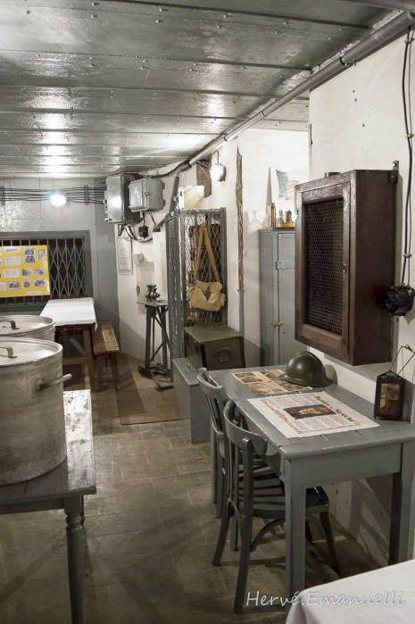 Ligne Maginot - MC21 - MC29B (Casemate d'infanterie - double) - A droite l'accès à la cloche GFM non posée - EMANUELLI Hervé