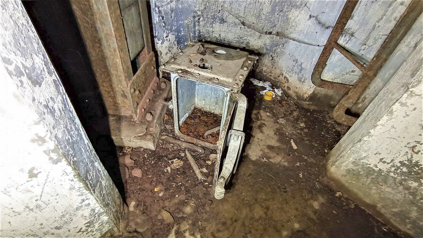 Ligne Maginot - REYERSVILLER - (Abri) - Puits de la cloche GFM
Caisson de récupération des douilles - Baptiste GAUDIN