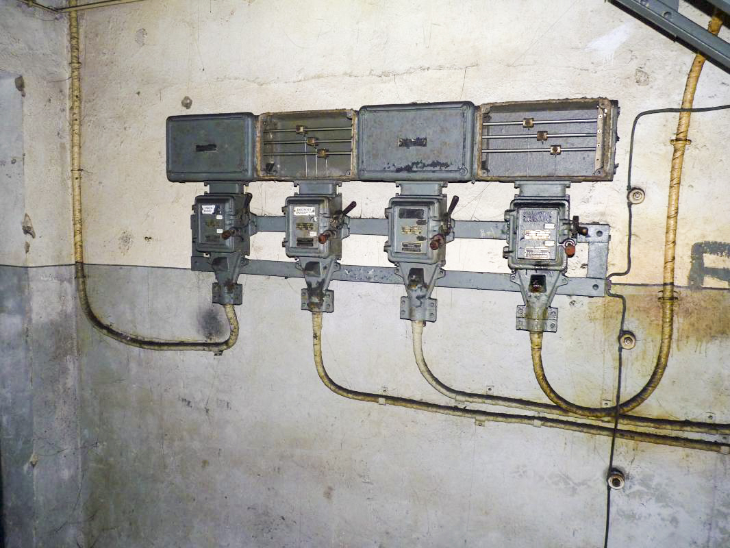 Ligne Maginot - GRAND HOHEKIRKEL - (Ouvrage d'artillerie) - Installation électrique dans le PC. - KLINGEL Sven