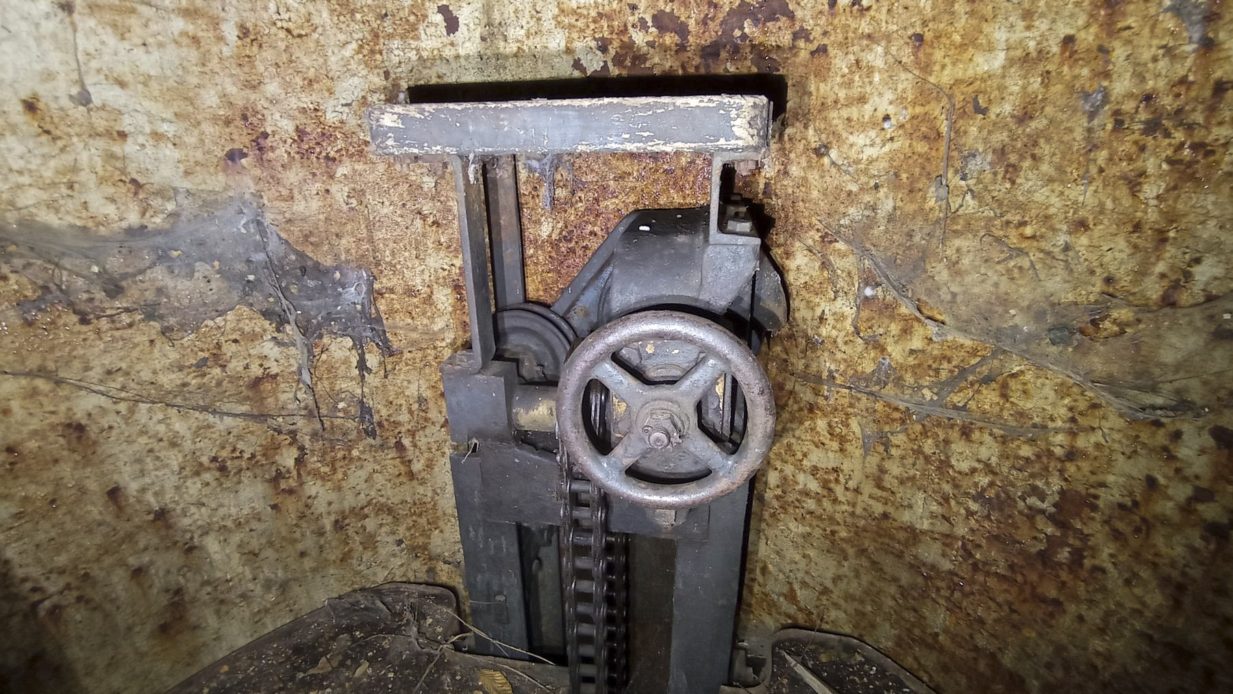 Ligne Maginot - FREUDENBERG (QUARTIER SCHIESSECK - I/37° RIF) - (Abri) - Commandes de réglage en hauteur du plancher mobile - Baptiste GAUDIN