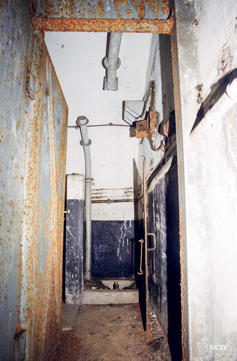Ligne Maginot - FREUDENBERG (Observatoire d'artillerie) - Entrée du local technique et sanitaire - Lia VERMEULEN