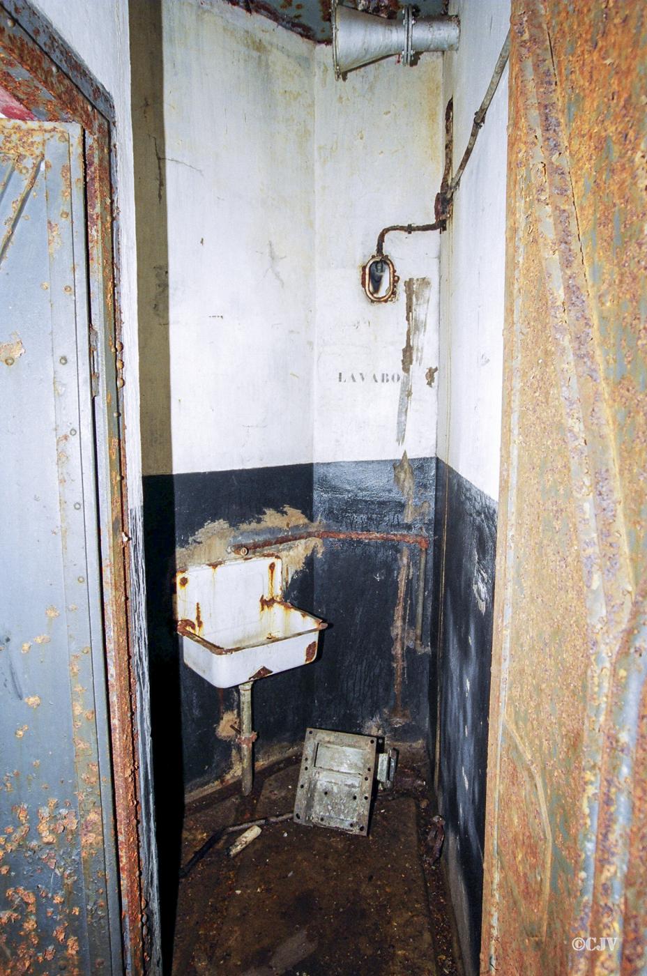 Ligne Maginot - FREUDENBERG (Observatoire d'artillerie) - Sanitaires, à gauche entrée des latrines - Lia VERMEULEN