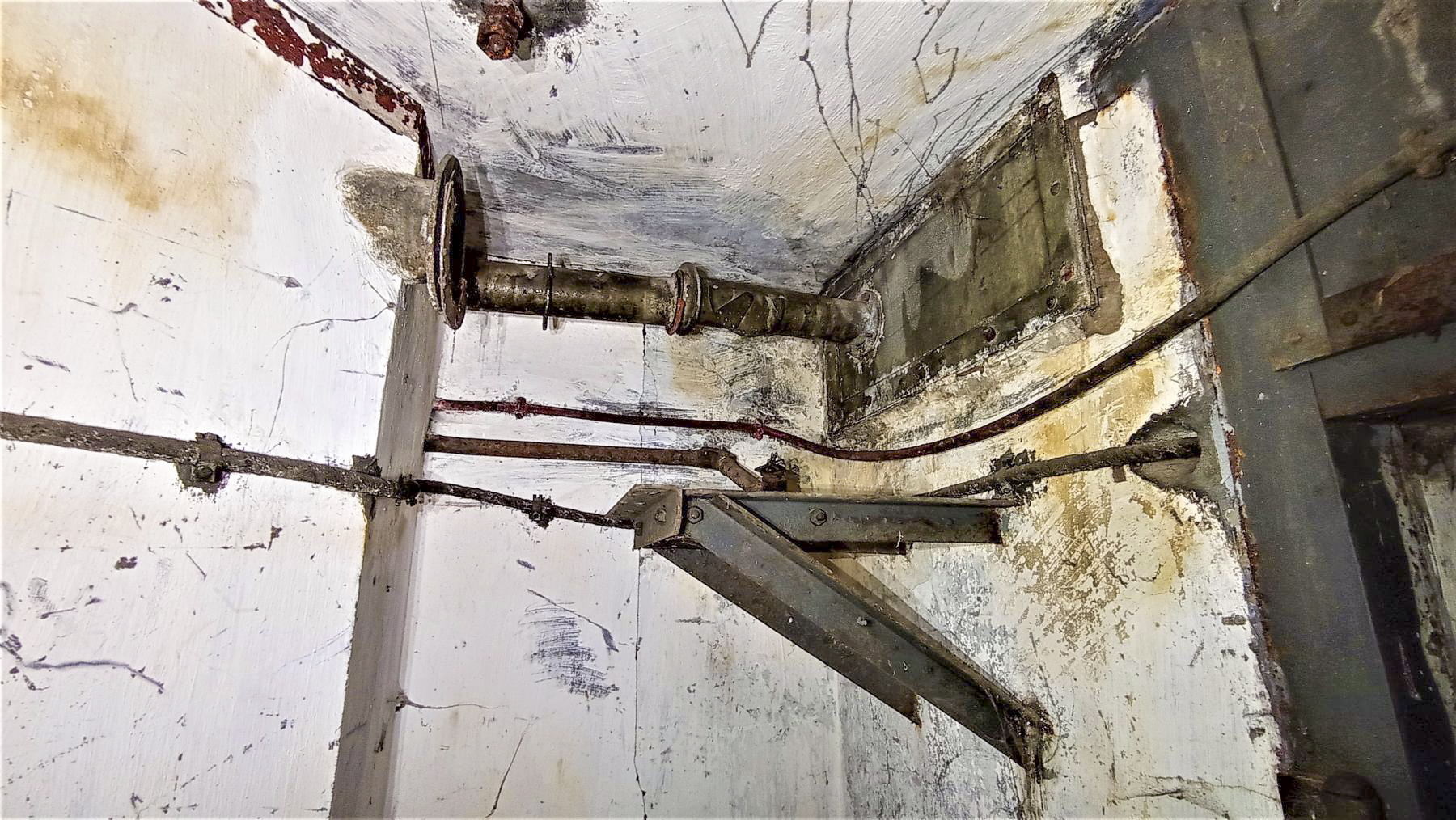 Ligne Maginot - REYERSVILLER - (Abri) - Support du ventilateur de mise en surpression de la caponnière - Baptiste GAUDIN