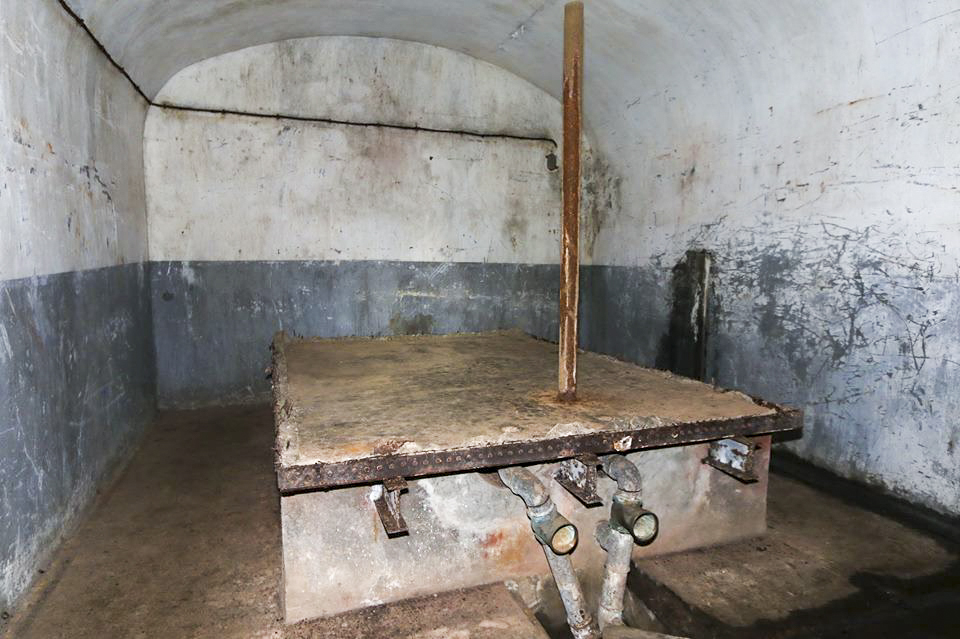 Ligne Maginot - REYERSVILLER - (Abri) - Massif béton supportant le réservoir de stockage ferraillé - GRASSER Michel